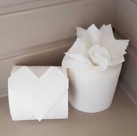 Toilet roll folding ideas Toilet Paper Flowers, Toilet Paper Origami, Cute Toilet, Folding Hacks, Bathroom 2024, Toilet Paper Art, Bathroom Towel Decor, Folding Ideas, Bathroom Decor Themes