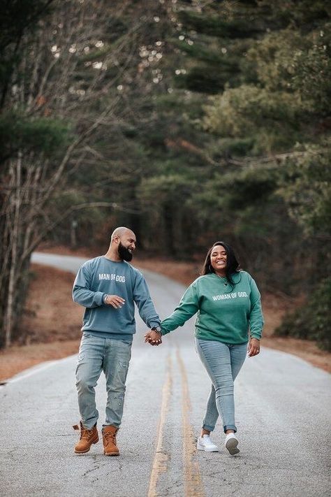 Black Couple Engagement, Fall Couple Pictures, Pose Couple, Casual Engagement Photos, Fashion Pose, Anniversary Shoot, Cute Engagement Photos, Couple Engagement Pictures, Regular People