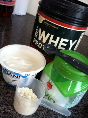 Fit for Success: Protein "Ice Cream" Protein Powder Frozen Yogurt, Protein Powder In Yogurt, Easy Protein Ice Cream, Greek Yogurt Ice Cream, Banana Protein Smoothie, Protein Ice Cream Recipe, Yogurt Ice Cream, Banana Protein, High Protein Desserts