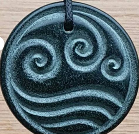 Stone Carving Ideas, Stone Carving Sculpture, Divine Atelier, Barn Wood Art, Dremel Crafts, Beach Stones Jewelry, Dremel Carving, Relief Carving, Pottery Patterns