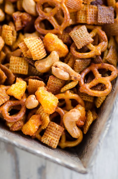 Honey Sriracha Snack Mix Cereal Mix Recipes, Chex Cereal Recipes, Ranch Chex, Ranch Chex Mix, Danielle Green, Simply Food, Snack Basket, Cereal Mix, Ranch Sauce