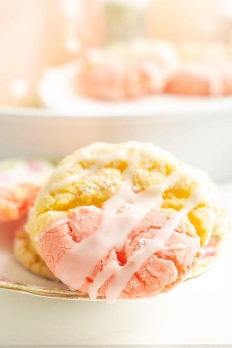 Strawberry Lemonade Cookies Lemon Strawberry Cookies, Strawberry Lemon Cookies, Cookies Board, Strawberry Lemonade Cookies, Pink Lemonade Cookies, Summer Cookie Recipes, Lemonade Cookies, Box Lemon Cake, Cake Box Cookies