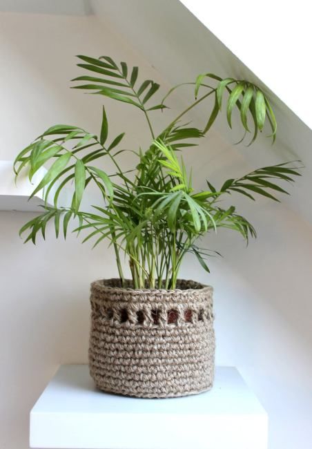 Crocket basket for organizing your stuff harmoniously - Missmv.com Crochet Plant Basket, Cache Pot Crochet, Crochet Planter Cover, Basket Design Ideas, Crochet Easter Basket, Planter Cover, Crochet Plant Hanger, Crochet Storage Baskets, Crochet Hanging