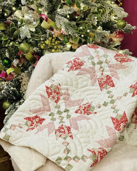 Swell Christmas Quilt, Thimbleblossoms Quilts, Scrappy Christmas Quilt Patterns Free, Victorian Quilt Patterns, Diy Christmas Topper, Block Of The Month Quilt Patterns Free, Christmas Quilts Ideas, Cute Quilt Patterns, Snowflake Quilts