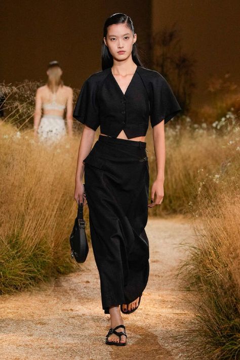 Hermès Spring Summer 2024 Fashion Show Hermes Fashion Show, Hermes Fashion, Spring Summer 2024, Trend Forecasting, Spring 2024, Minimal Fashion, Fashion Week Spring, Summer 2024, Missoni