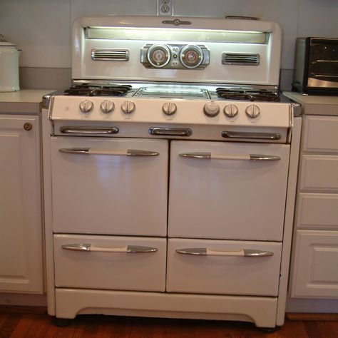 O'keefe And Merritt Stove, Vintage Stove, Vintage Stoves, O Keefe, Rooms Ideas, Fluorescent Light, Stove, Oven, Quick Saves