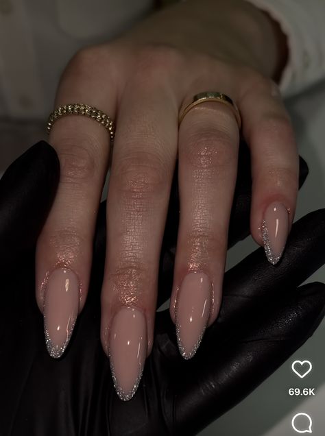 Long Almond Nails, Classy Acrylic Nails, Shiny Nails, Makijaż Smokey Eye, Almond Acrylic Nails, Nagel Inspo, Pink Acrylic Nails, Cat Kuku, Silver Nails