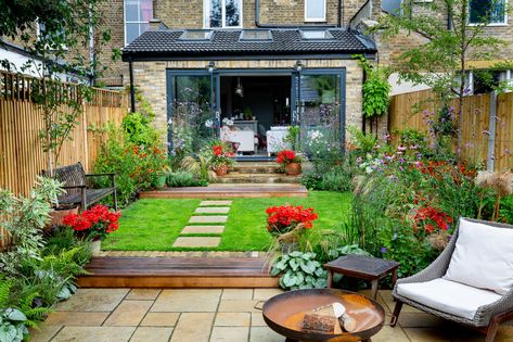 Cozy Lights, Brick Street, Laurel Hedge, Tiny Garden Ideas, Gardening Decor, London Garden, Garden Makeover, Evergreen Plants, Family Garden