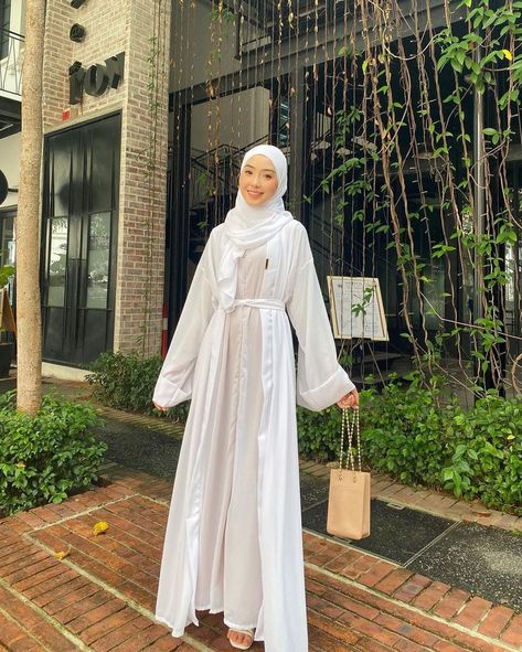 Tips Fotografi untuk Mendapatkan Foto OOTD Lebaran yang Instagrammable Dress Putih Hijab Lebaran, White Dress Hijab, White Hijab Outfit, Muslim Fashion Dress Simple, Umroh Outfit, Outfit Ideas Muslim, White Hijab, Elegant Fashion Outfits, Tutorial Hijab Pashmina