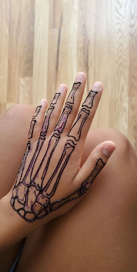 Skelly Hand Tutorial, Halloween Henna, Skelly Hand, Henna Tattoo Ideas, Alt Ideas, Hands Tutorial, Henna Inspired Tattoos, Sharpie Tattoos, Skeleton Hand Tattoo