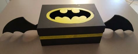 Batman Valentine's box Batman Box Gift, Batman Valentine Box Ideas, Batman Valentines, Superhero Valentines, Batman Shoes, Batman Diy, Kids Valentine Boxes, Valentine Stuff, Boyfriend Gift Basket