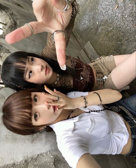 Bff Poses, 일본 패션, Friend Pictures Poses, People Poses, 사진 촬영 포즈, Best Friends Aesthetic, Pic Pose, Cute Friend Photos, Foto Ideas Instagram