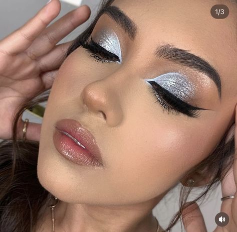 Light Blue Smokey Eye Makeup, Light Blue Wedding Makeup, Blue Quinceanera Makeup, Silver And Blue Eye Makeup, Ice Blue Makeup, Baby Blue Makeup Looks, Makeup Celeste, Sliver Makeup, Wedding Makeup Blue