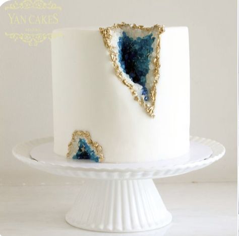 Geode Cake Birthday, 12th Birthday Cake, Savory Cakes, Buttercream Cake Designs, Geode Cake, Crystal Cake, Cool Cake Designs, 18th Birthday Cake, Birthday Cakes For Men