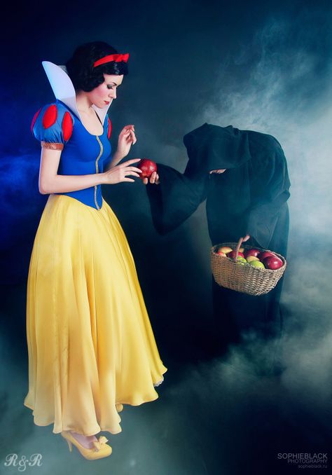 Snow White and the Old Hag (aka, the Wicked Queen) from Snow White and the Seven Dwarfs #DisneyCostumes #DisneyCosplay Snow White Cosplay, Disney Princess Cosplay, Snow White Costume, White Costume, Wig Styling, Princess Cosplay, Creative Costumes, Disney Cosplay, Amazing Cosplay