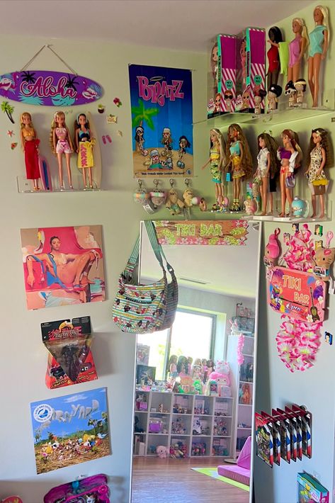 Gyaru Bedroom Aesthetic, Y2k Bratz Bedroom, Bratz Doll Display, Bratz Collection Display, Doll Collection Room, Hawaii Hello Kitty, Barbie Doll Collection Room, Room Reference, 2000s Room