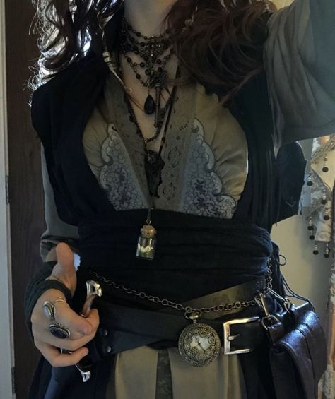 Most Creative Halloween Costumes, Ren Faire Outfits, Halloween Costumes 2022, Ren Faire Costume, Pirate Outfit, Fair Outfits, Round Of Applause, Halloween This Year, Creative Halloween Costumes