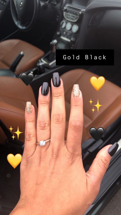 Gold Nails Short Simple, Short Acrylic Nails Black And Gold, Nails Go With Black Dress, Nail Gel Black Ideas, Homecoming Nails To Match Black Dress, Black And Gold Nails For Hoco, Black And Gold Dipped Nails, Black And Gold Simple Nails, Black Nails With Gold Accent Nail