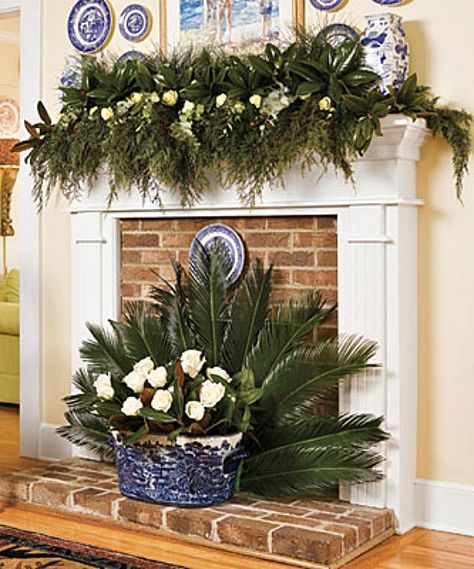 Southern Christmas Decorations, Natal Natural, Natal Country, Christmas Fireplace Mantels, Navidad Natural, Southern Living Christmas, Southern Christmas, Natural Christmas Decor, Fireplace Mantel Decor