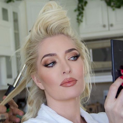 Erika Jayne's makeup - her favorite foundation, lip gloss, makeup artist, hair extensions, tan, skin care routine and more!   #erikajayne #rhobh #realhousewives #realhousewivesofbeverlyhills #bravo #skincare #beauty #makeup #hair #celebritybeauty Erika Jayne Makeup, Erika Jane, Erika Girardi, Hair Couler, Tanning Skin Care, Erika Jayne, Lip Gloss Makeup, Gloss Makeup, Colored Curly Hair