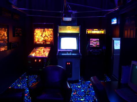 Dark Arcade Aesthetic, Dark Arcade, Rooms Aesthetic, Arcade Aesthetic, Arcade Room, Video Game Rooms, Retro Arcade, Game Rooms, Garage Ideas