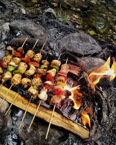 Snow Camping, Open Fire Cooking, Camping Snacks, Starlit Sky, Nature Food, Fire Food, Sleepover Food, Camping Aesthetic, Campfire Food