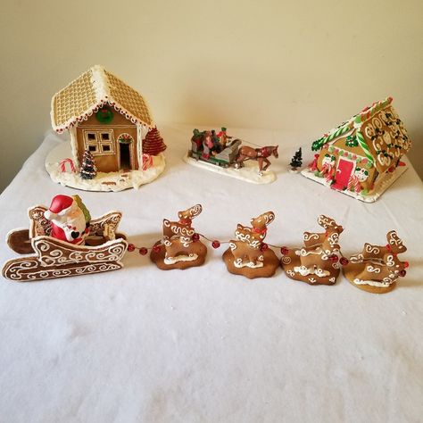 Gingerbread Santa Sleigh, Xmas Bakes, Gingerbread Sleigh, Gingerbread Reindeer, Gingerbread Ideas, Reindeer And Sleigh, Christmas Gingerbread House, Gingerbread Houses, Santa Sleigh