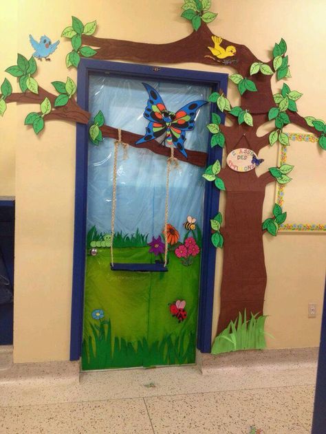 Nature door decos Spring Classroom Door, Decoration Creche, Spring Door Decoration, Class Door, School Door Decorations, Spring Classroom, Teacher Doors, School Doors, Tree Mural