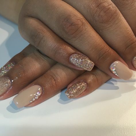 Nude Nails With Sparkle, Nude Nails For Black Women, Nails With Sparkles, Nude Nails With Glitter, Gel Nail Art Designs, Glitter Gel Nails, Minimalist Women, Nail Fashion, Toes Designs