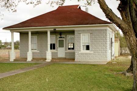 Cinderblock House, Concrete Block Home Exterior Makeover, Cement Block House Exterior, Modern Concrete House Plans, Tiny Cinderblock House, Pre Cast Concrete House, Block Houses Concrete, Hempcrete Blocks, Concrete House Plans