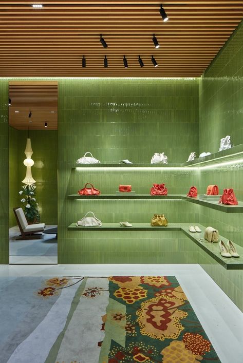 Loewe Dubai Store — Oculis Project Eclectic Retail Store Design, Loewe Store Interior, Cool Retail Spaces, Eclectic Store Design, Sustainable Retail Design, Pop Up Store Design, Loewe Store, Comercial Interior Design, Shoes Wall