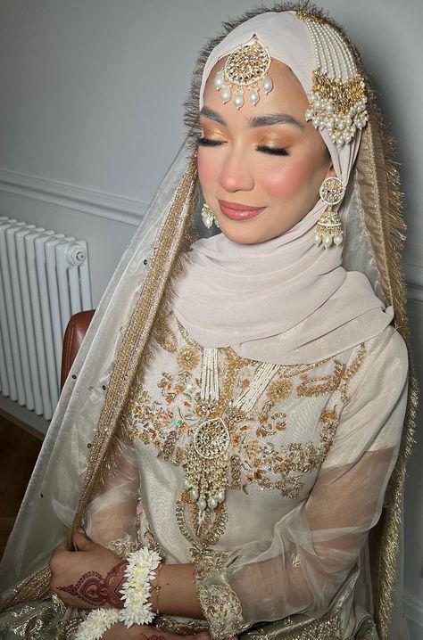 Nikkah Hijab Style, Muslim Wedding Dress Hijab Bride Pakistani, Pakistani Reception Bride, Desi Hijabi Bride, Indian Hijabi Bride, Hijabi Bride Pakistani, Shaadi Makeup, Nikkah Makeup, Muslim Wedding Dress Hijab Bride