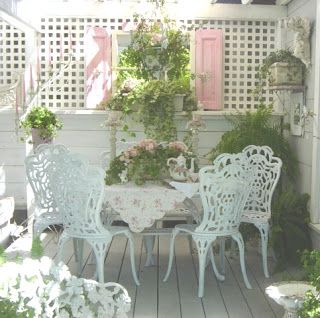 Shabby Chic Decorating, Shabby Chic Garden, Shabby Chic Room, Romantic Cottage, Style Cottage, Painting Classes, Live Beautifully, Romantic Homes, Back Deck