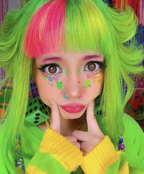 Cybr Grl Hair, Decora Makeup Look, Decora Fashion Drawing, Decora Hairstyle, Decora Kei Makeup, Kidcore Hairstyle, Decora Makeup, Kidcore Hair, Harajuku Hairstyle