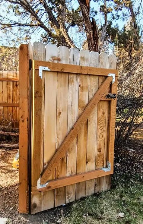 Wood Gate Diy, Wooden Gate Plans, Building A Wooden Gate, Wooden Gate Designs, Diy Gate, Building A Gate, Wooden Fence Gate, Wood Fence Gates, Backyard Gates