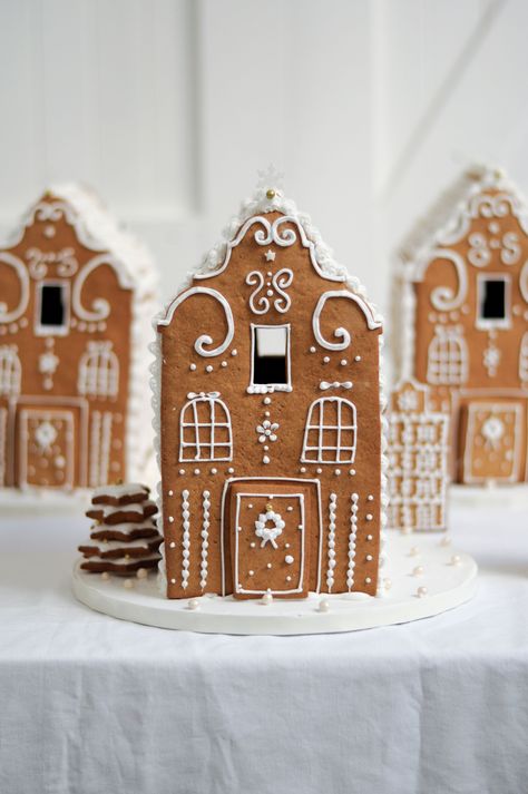 Amsterdam Cookies, Ginger Cake Recipe, Decorative Desserts, Dutch Christmas, Dutch Houses, Gingerbread House Ideas, Gingerbread House Template, Gingerbread Cookies Decorated, Cape Dutch