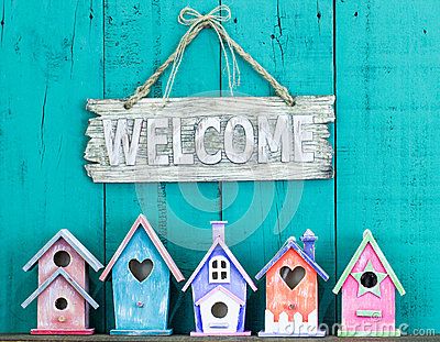 Welcome sign with bow by collection of birdhouses Homemade Bird Feeders, Garden Birdhouses, Rustic Birdhouse, Bird Houses Painted, Modern Birds, Birdhouse Designs, Diy Bird Feeder, Diy Birds, Kinds Of Birds