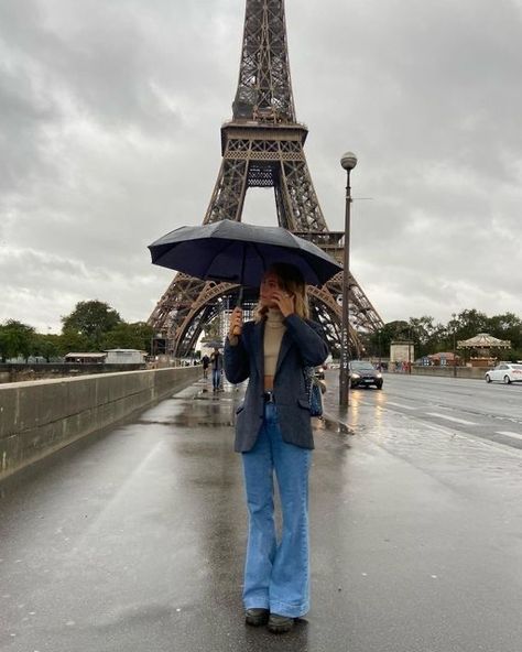 France Outfits Winter, Winter Rainy Day Outfit, Cozy Rainy Day Outfit, Rainy Day Outfit Ideas, Paris In April, Rainy Paris, Rainy Day Outfit Aesthetic, Rainy Day Outfits, Paris Photo Ideas