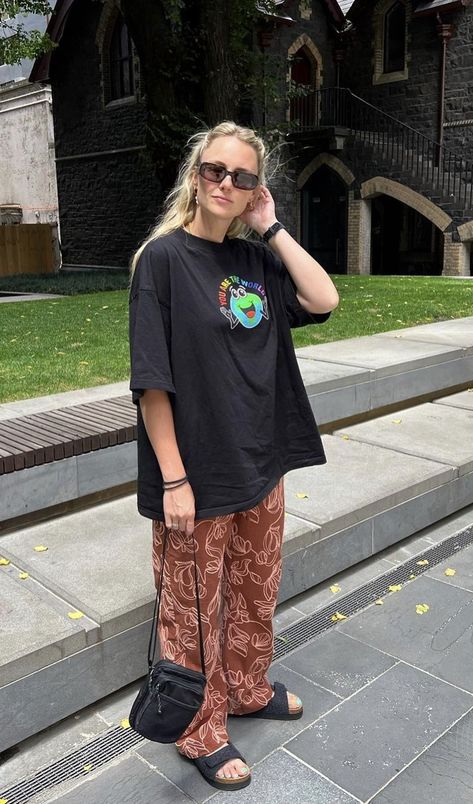 Melbourne Fashion Street Casual, Oversize T Shirt Outfit, Melbourne Street Style, Casual Home Outfits, Boho Street Style, Oversize Outfit, Comfy Casual Outfits, Minimal Outfit, Outfits Verano