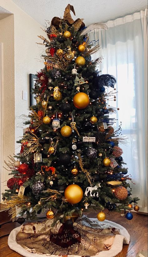 Christmas Tree Themes Harry Potter, Hufflepuff Christmas Tree, White Harry Potter Christmas Tree, Hogwarts Christmas Tree, Hagrid Christmas Tree, Hufflepuff Christmas, Harry Potter Theme Christmas, Harry Potter Chirstmas Tree, Hp Christmas