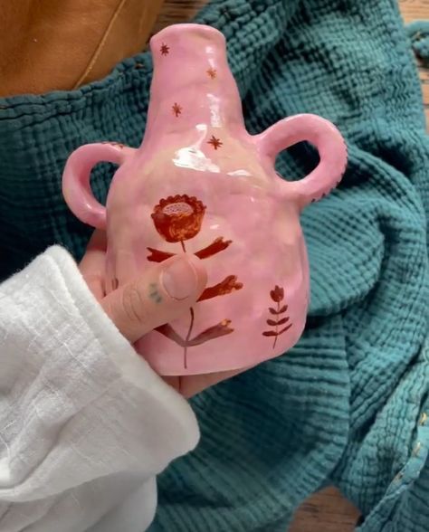 Crazy Pottery, Clay Vase Diy, Crazy Ceramics, Funky Vases, Vase Diy, Sculpey Clay, Clay Diy Projects, Clay Vase, Pottery Crafts