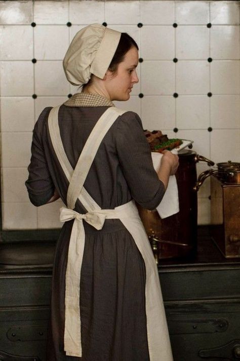 Sophie Mcshera, Victorian Maid, Downton Abbey Series, Kitchen Maid, Highclere Castle, Downton Abby, Gentlemans Club, Maid Uniform, Lady Mary