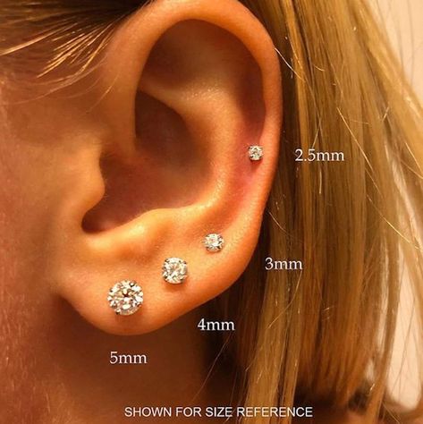 Ušný Piercing, 3 Ear Piercings, Multiple Piercings Earrings, Ear Peircings, Ear Piercing Studs, Gold Basket, Cool Ear Piercings, Pretty Ear Piercings, Cute Ear Piercings