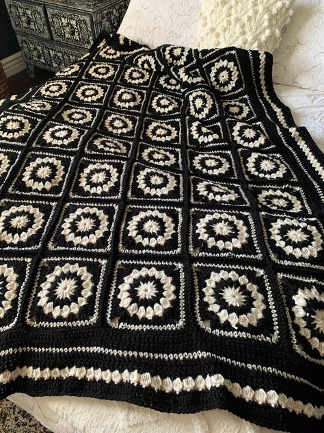 Trendy crochet blanket free patterns Vintage Crochet Ideas, Crochet Black Blanket, Crochet Blanket Black And White, Goth Crochet Blanket, Black Yarn Crochet Ideas, Black And White Crochet Blanket, Black Crochet Blanket, White Granny Square Blanket, Black And White Granny Square