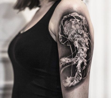 Jellyfish tattoo by Bro Studio | Photo 18850 Scuba Tattoo, Tattoo Jellyfish, David Tattoo, Fish Stencil, Wildlife Tattoo, Octopus Tattoo Design, Octopus Tattoos, Turtle Sea, Single Needle Tattoo