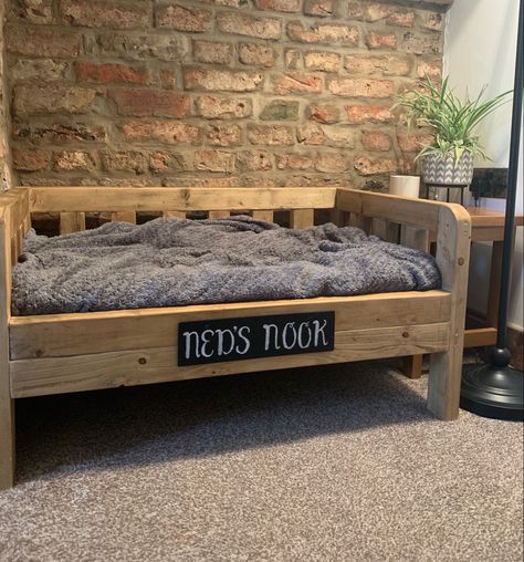 Dog Bed With Pallets Diy, Diy Rustic Dog Bed, Small Living Room Dog Area, Diy Dog Bed Pallet, 2x4 Dog Bed, Wood Dog Bed Frame, Timber Dog Bed, Large Dog Bed Ideas Diy, Wooden Dog Bed Ideas