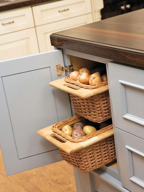 Potato and onion storage baskets Modern Konyhatervezés, No Pantry Solutions, Kabinet Dapur, Vegetable Storage, Kitchen Storage Solutions, Smart Kitchen, Kitchen Drawers, Pantry Storage, Favorite Kitchen