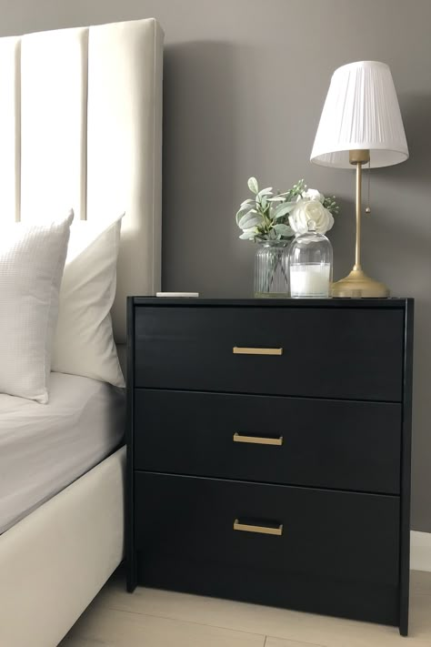 Bedside Table Hack, Vstupná Hala, Stylish Bedside Tables, Bedside Table Decor, Hack Ikea, Black Dresser, Black Bedside Table, Black Bedroom Furniture, Bedroom Drawers