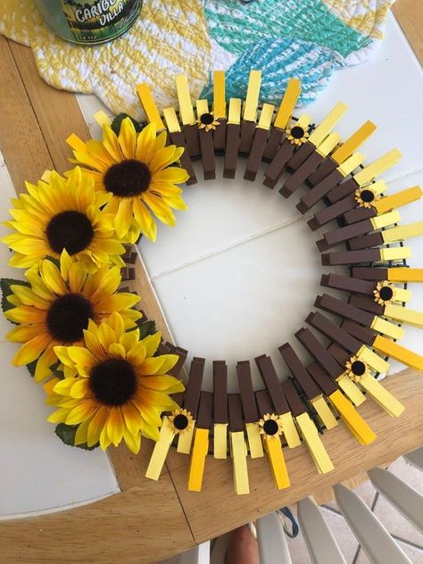 Clothespin Wreath Sunburst Sunflower E0F Sunflower Wreath Diy, Couronne Diy, Clothespin Diy Crafts, Wooden Clothespin Crafts, Clothespin Wreath, Sunflower Crafts, Clothes Pin Wreath, Wire Wreath Frame, Wooden Clothespins