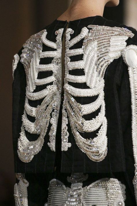 Detail Couture, Looks Style, Thom Browne, Fashion Details, Runway Fashion, The Back, Bead Work, Skeleton, High Fashion